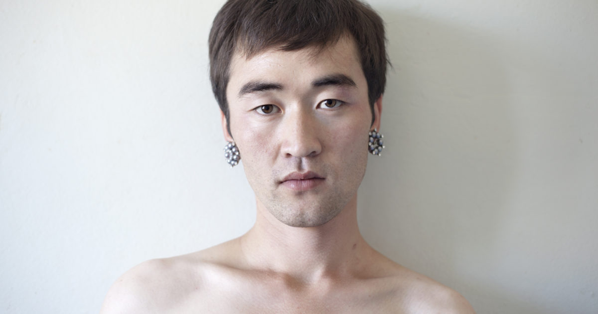 Bir ayol ormonda sikilgan Trannyni paypoqda sikish, ogziga sikish