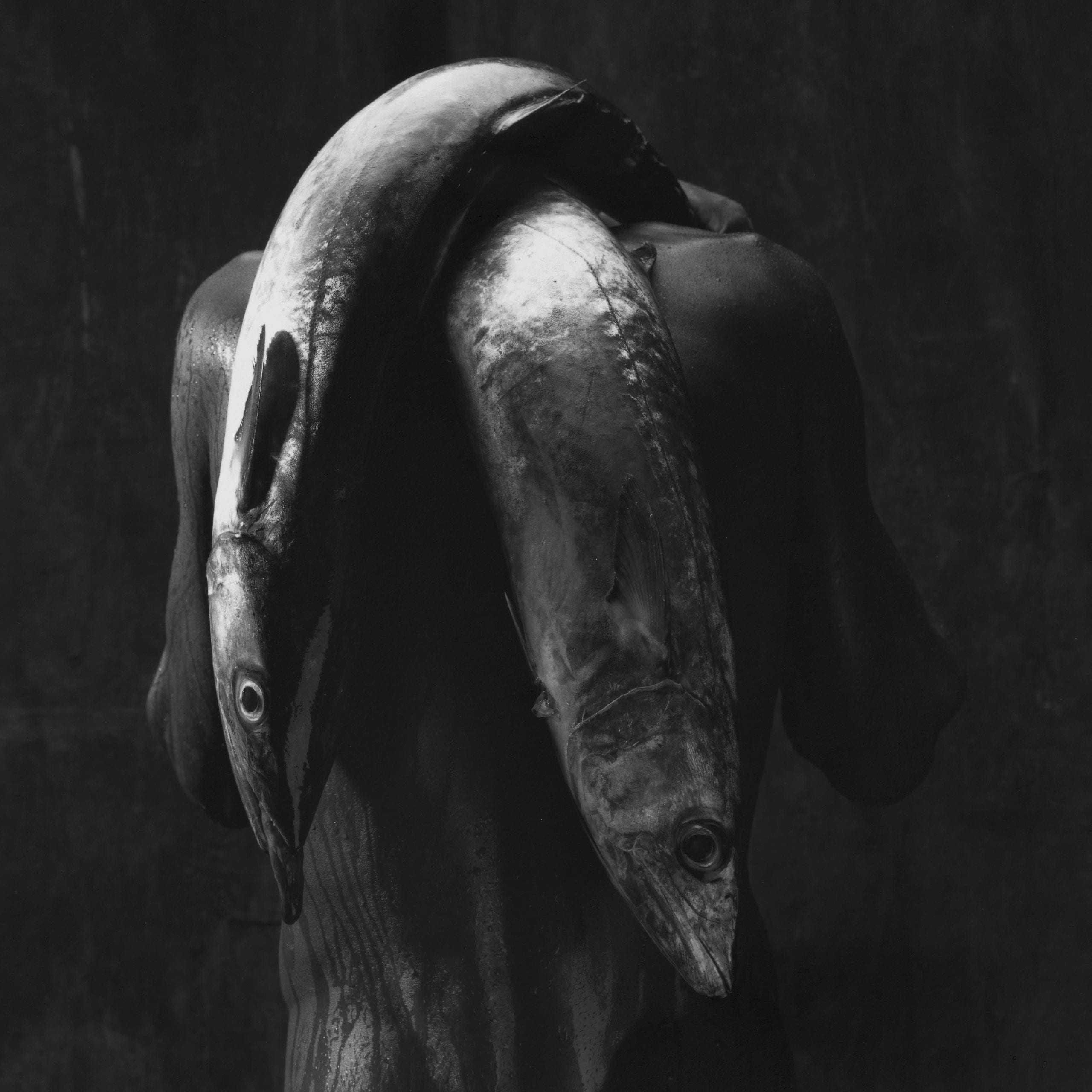 Homem com dois peixes, 1992 [Man with two fish] © Instituto Mario Cravo Neto/ Instituto Moreira Salles, courtesy of Daros Latinamerica Collection, Zürich