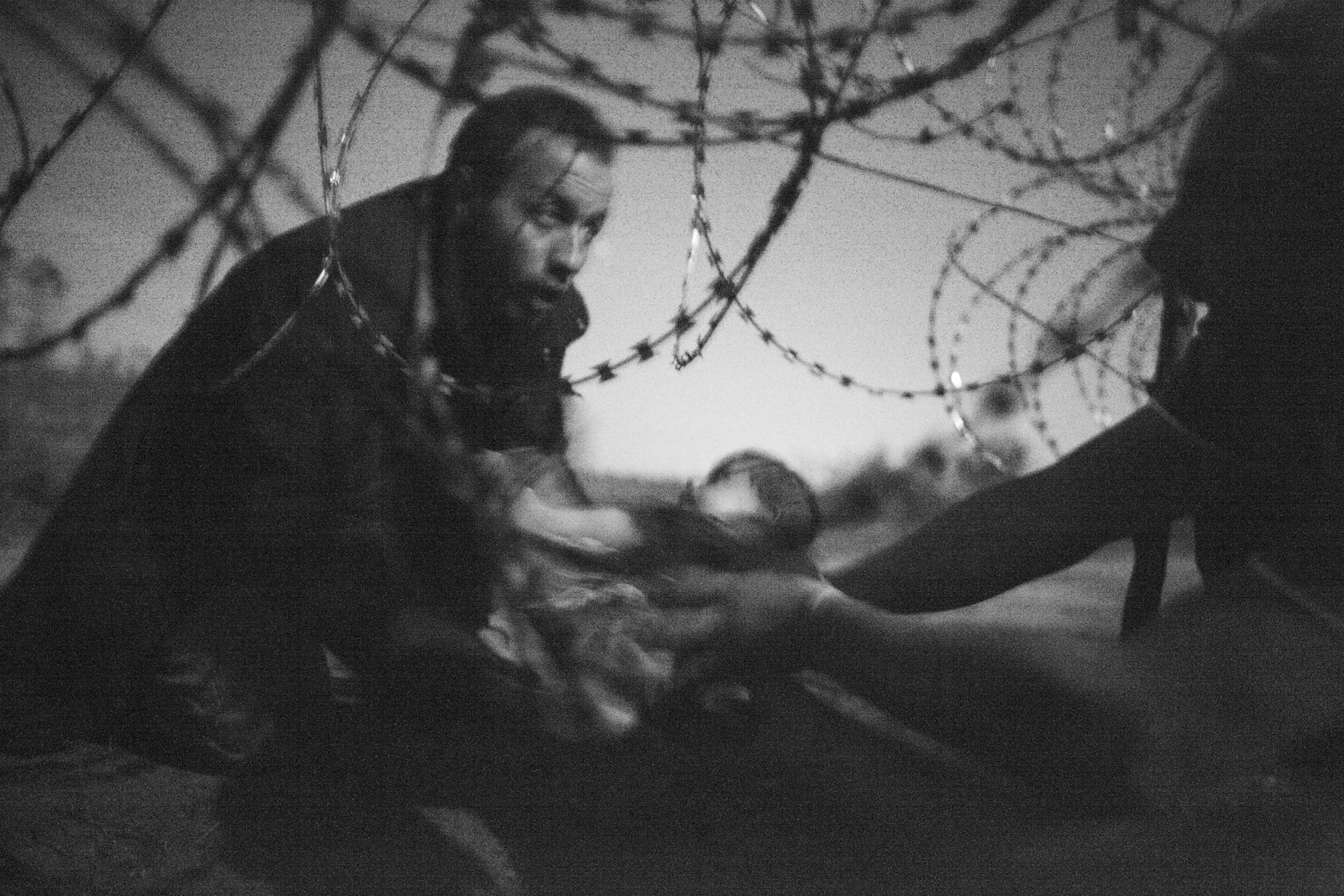 Migrants crossing the border from Serbia into Hungary (c) Warren Richardson