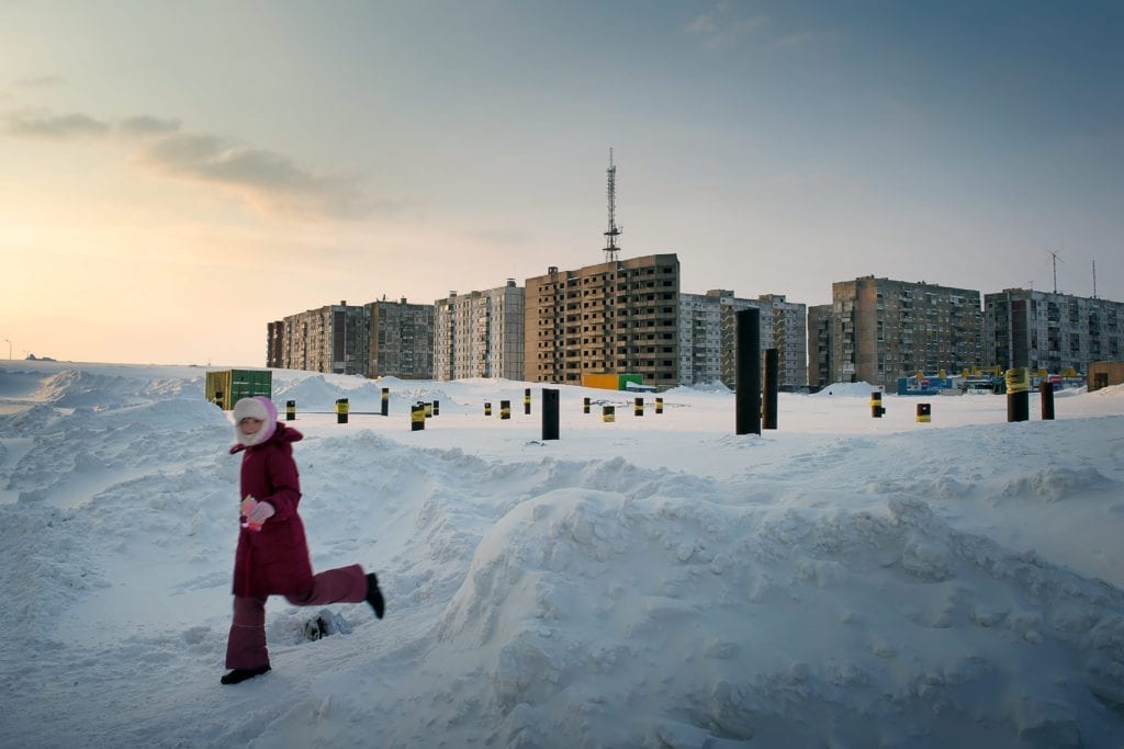 Pour les enfants les collines de neige représentent un magnifique terrain de jeu leur permettant de sauter, creuser des petits tunnels et se faire des abris.