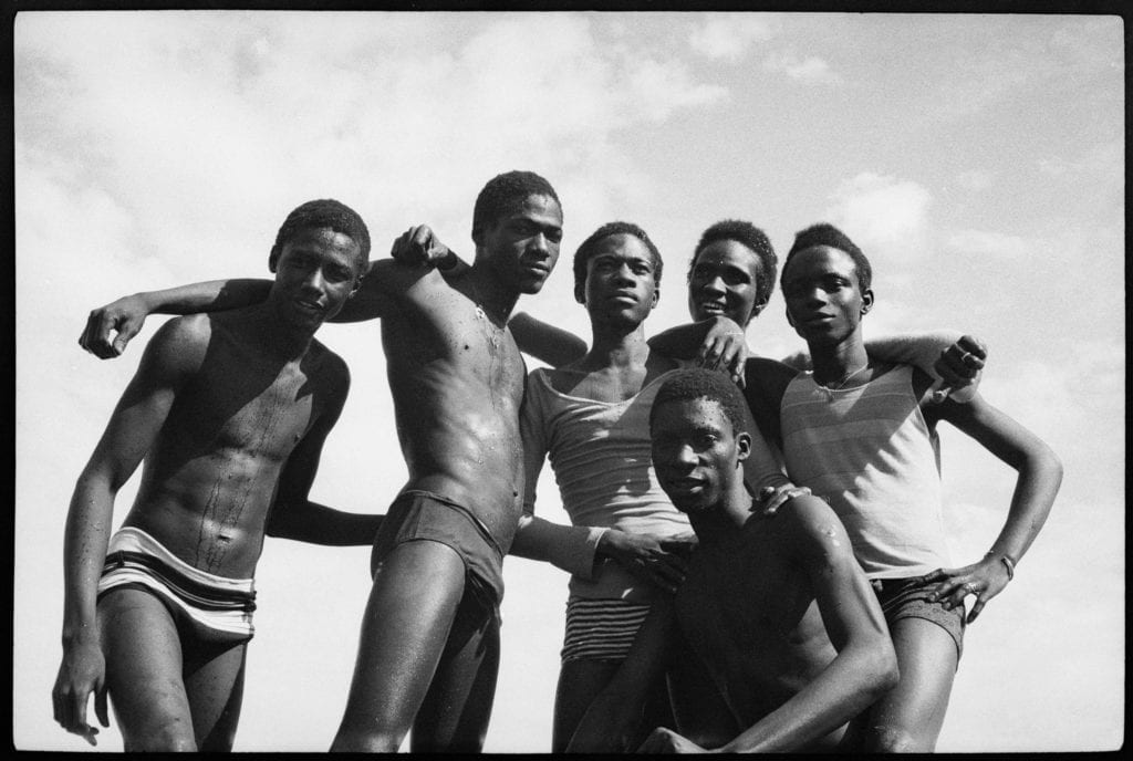 a-la-plage-1974-c-malick-sidibe-courtesy-galerie-magnin-a-paris