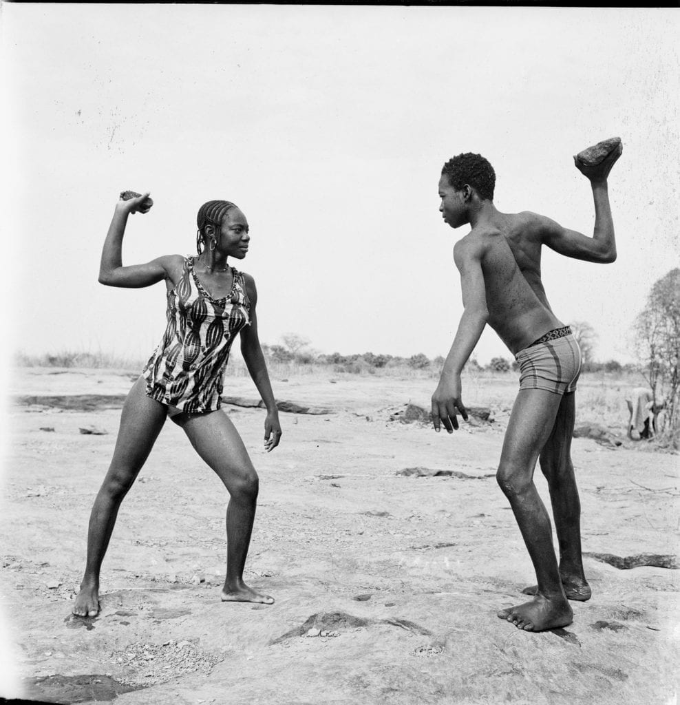 combat-des-amis-avec-pierres-1976-c-malick-sidibe-courtesy-galerie-magnin-a-paris