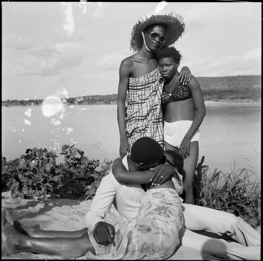 les-retrouvailles-au-bord-du-fleuve-niger-1974-c-malick-sidibe-courtesy-galerie-magnin-a-paris