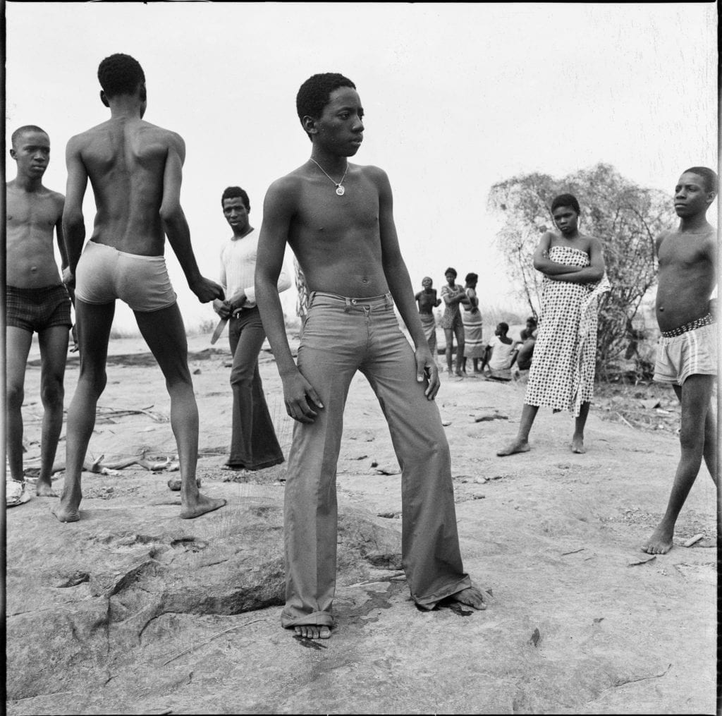 malick-sidibe-a-la-baignade-au-fleuve-niger-1973-c-malick-sidibe-courtesy-galerie-magnin-a-paris