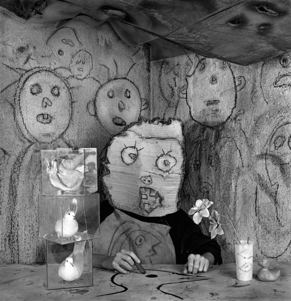 Roger Ballen Artiste, sÈrie Asile des oiseaux, 2013. ----- Roger Ballen Artist, from the Asylum of the Birds series, 2013