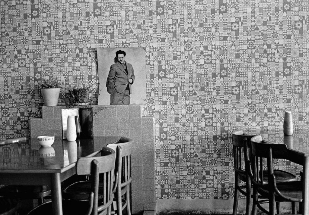 Cafe with photo of Dylan Thomas, Laugharne, Wales, GB 1974 © David Hurn, courtesy Magnum Photos