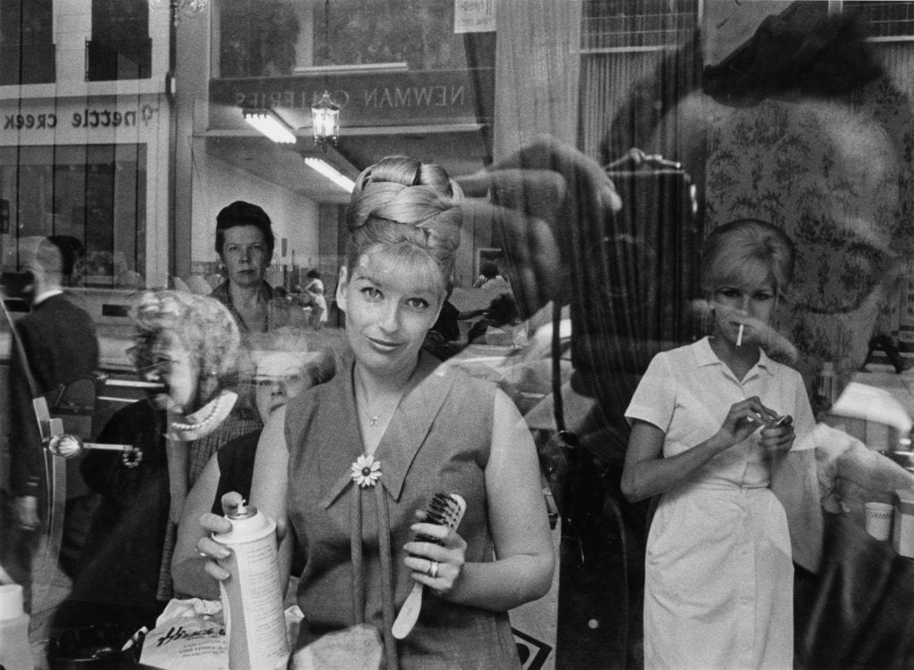 harold-feinstein-beauty_parlor_window_1964