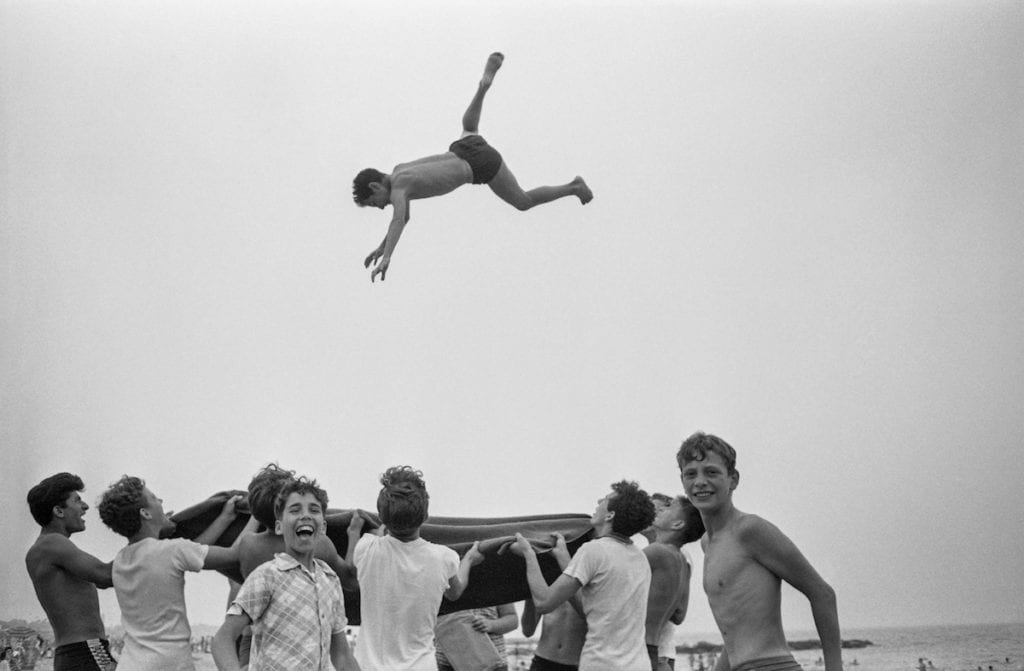 harold-feinstein-blanket-toss-1955