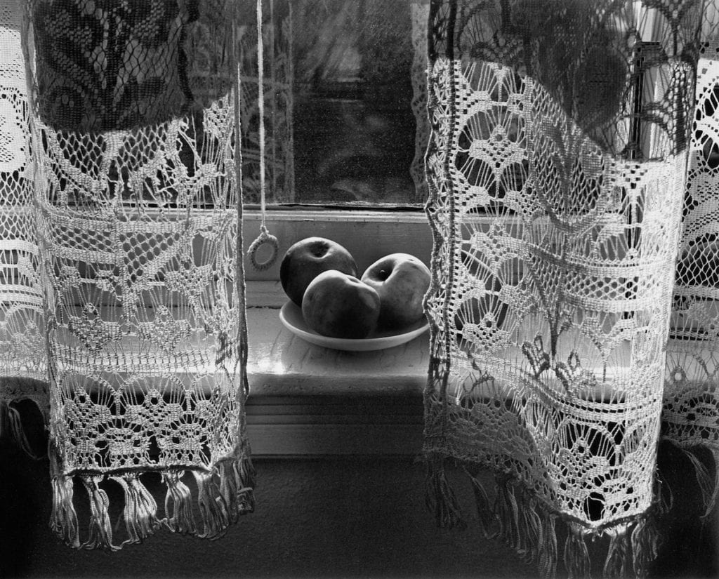 harold-feinstein-my-mothers-curtains-1946