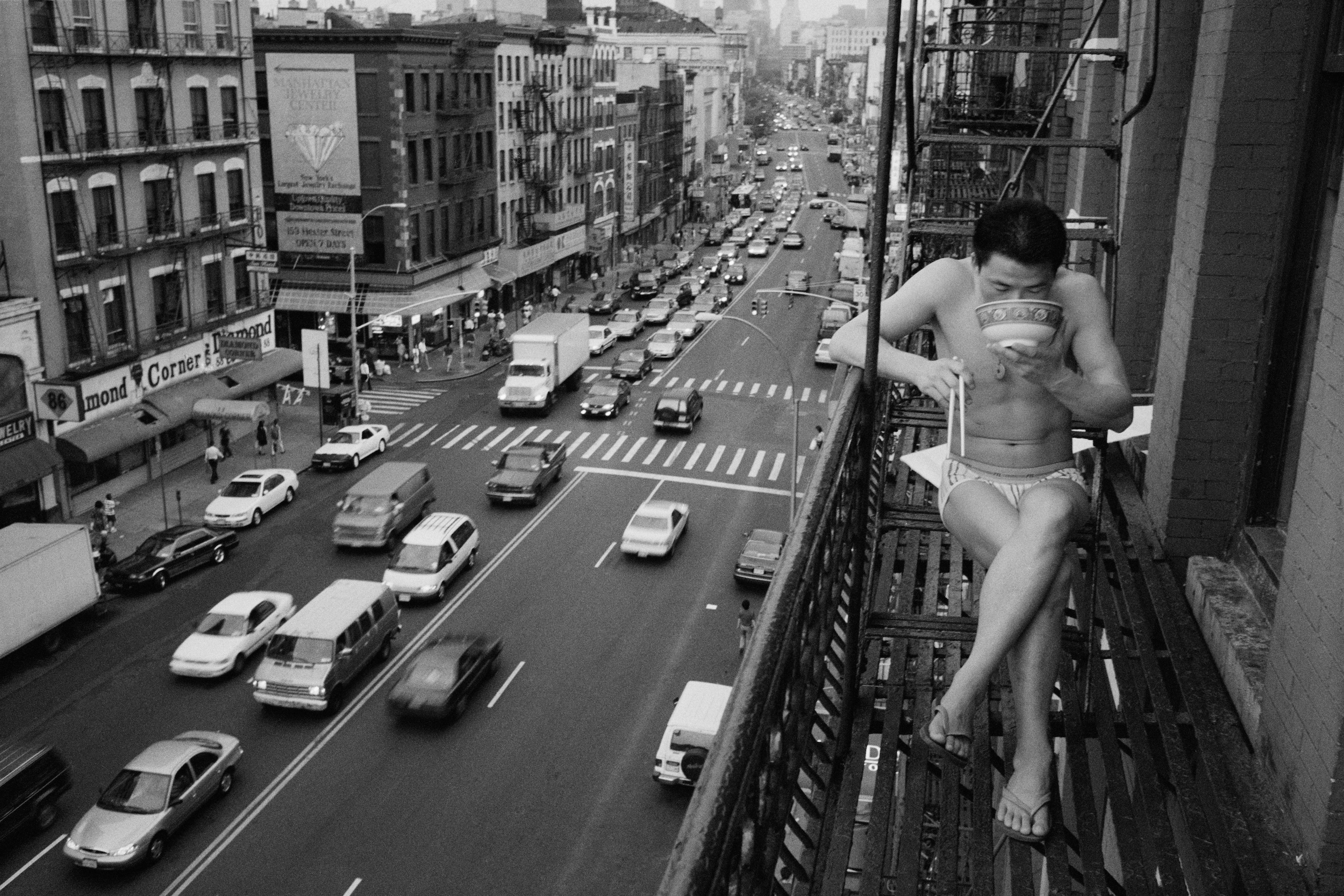 Chien-Chi-Chang---USA-A-newly-arrived-immigrant-eats-noodles-on-a-fire-escape-1998