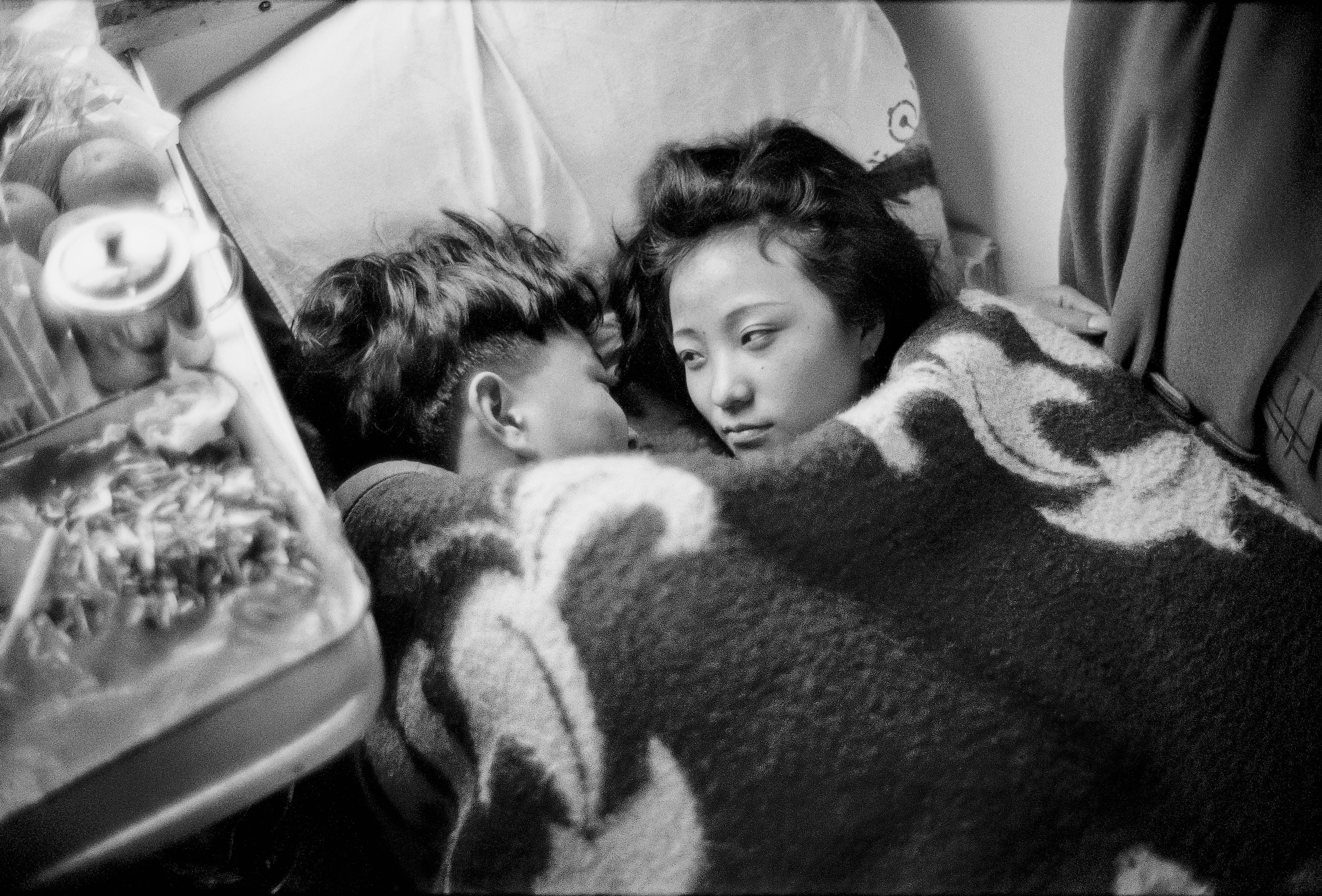 Wang-Fuchun.-China-1996.-Lovers-under-a-blanket-on-the-train-from-Guangzhou-to-Chengdu.