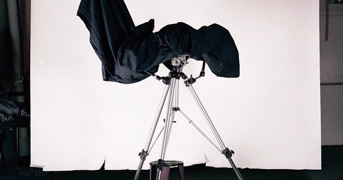Sergio Valenzuela-Escobedo deconstructs the genealogy of the camera in Mänk'áčen